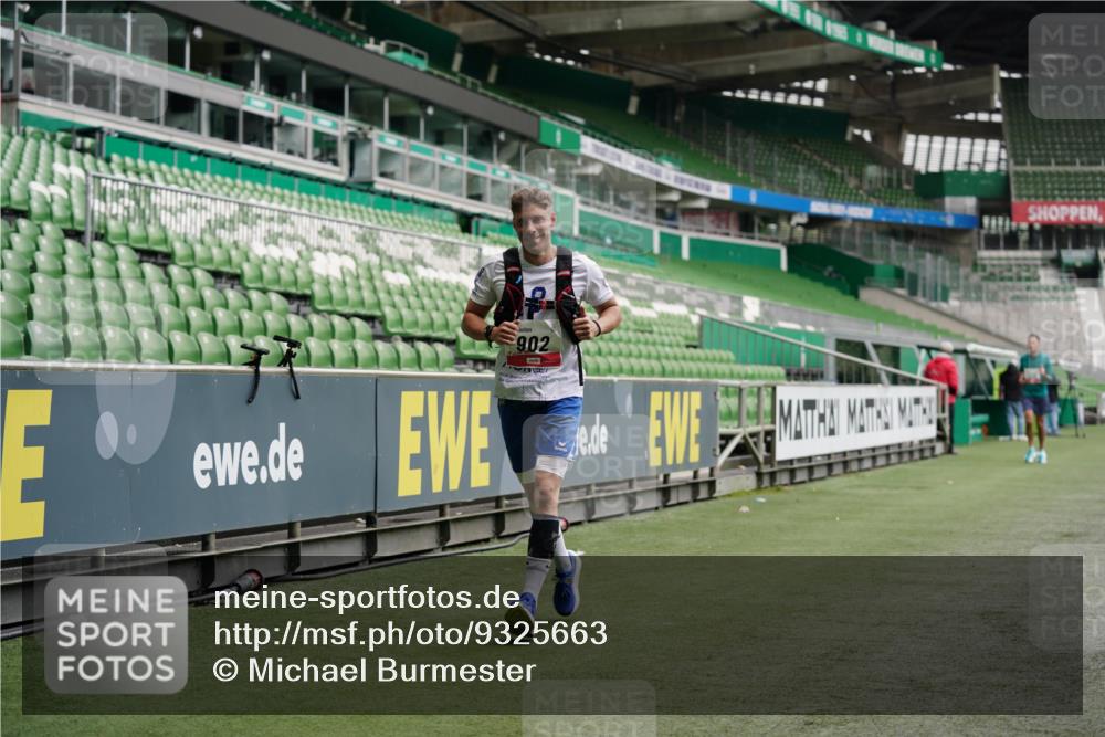 05.10.2025 - 20. swb-Marathon Bremen Michael Burmester http://msf.ph/oto/9325663 05.10.2025 12:36:04 Laufen im Stadion 343, 482, 902, 1000, 1212, 1231, 1640, 1837, 2838, 3198, 3891, 7854, 8321, 8613, 235, 673, 2129 meine-sportfotos.de