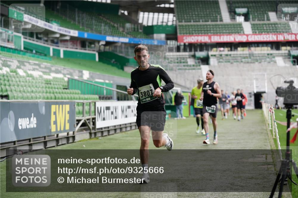 05.10.2025 - 20. swb-Marathon Bremen Michael Burmester http://msf.ph/oto/9325666 05.10.2025 12:45:34 Laufen im Stadion 109, 349, 649, 852, 943, 1055, 1091, 1146, 1307, 1631, 1790, 1883, 2545, 2666, 3197, 3218, 3327, 3807, 4571, 4786, 5132, 5588, 6150, 6302, 6996, 7028, 7440, 8747, 8828, 9130, 642, 657, 819, 1631, 2013, 2188, 2719, 3219, 3251, 3342, 4358, 6633, 8169, 8351, 8382 meine-sportfotos.de