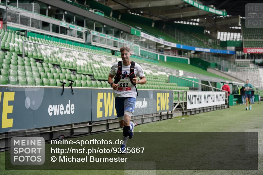 05.10.2025 - 20. swb-Marathon Bremen Michael Burmester http://msf.ph/oto/9325667 05.10.2025 12:36:04 Laufen im Stadion 343, 482, 902, 1000, 1212, 1231, 1640, 1837, 2838, 3198, 3891, 7854, 8321, 8613, 235, 673, 2129 meine-sportfotos.de
