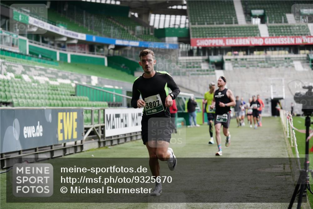 05.10.2025 - 20. swb-Marathon Bremen Michael Burmester http://msf.ph/oto/9325670 05.10.2025 12:45:35 Laufen im Stadion 109, 349, 649, 852, 943, 1055, 1091, 1146, 1307, 1790, 1883, 2545, 2666, 3197, 3218, 3327, 3807, 4571, 4786, 5132, 5588, 6150, 6302, 6996, 7028, 7440, 7526, 8747, 8828, 9130, 109, 642, 657, 819, 1631, 2013, 2188, 2719, 3219, 3251, 3342, 4358, 6302, 6633, 8169, 8351, 8382 meine-sportfotos.de