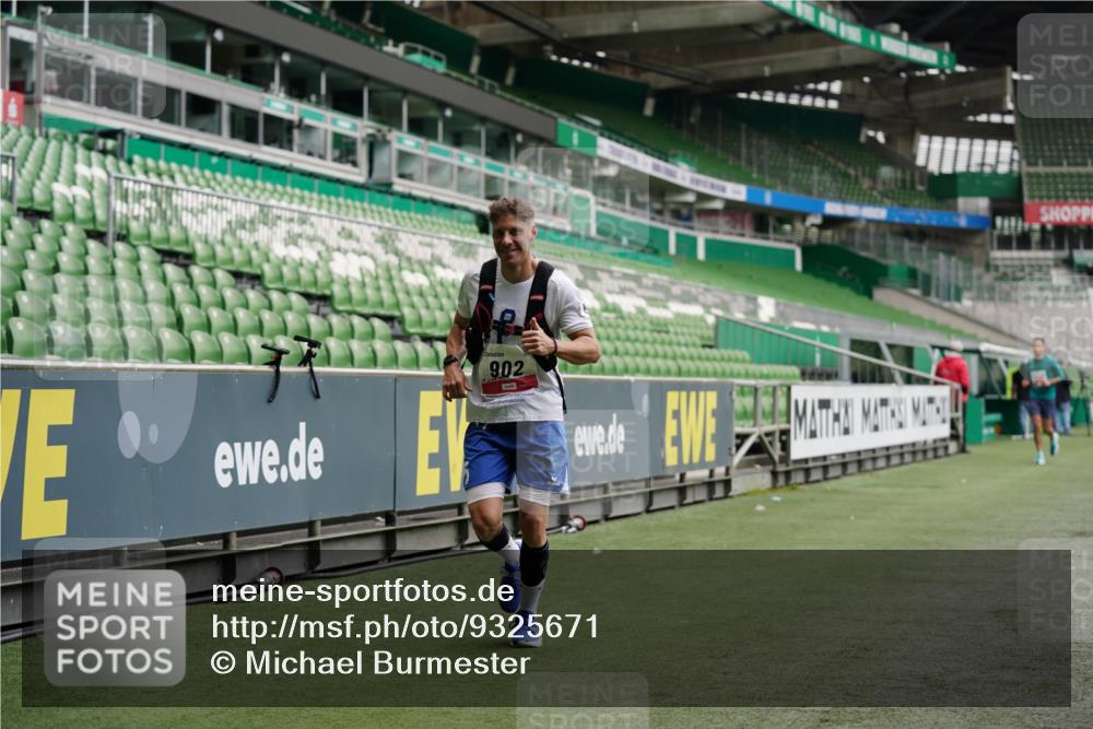 05.10.2025 - 20. swb-Marathon Bremen Michael Burmester http://msf.ph/oto/9325671 05.10.2025 12:36:04 Laufen im Stadion 343, 482, 902, 1000, 1212, 1231, 1640, 1837, 2838, 3198, 3891, 7854, 8321, 8613, 235, 673, 2129 meine-sportfotos.de
