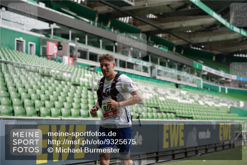 05.10.2025 - 20. swb-Marathon Bremen Michael Burmester http://msf.ph/oto/9325675 05.10.2025 12:36:05 Laufen im Stadion 343, 482, 902, 1000, 1212, 1231, 1640, 1837, 2838, 3198, 3891, 7854, 8321, 8613, 235, 673, 2129 meine-sportfotos.de