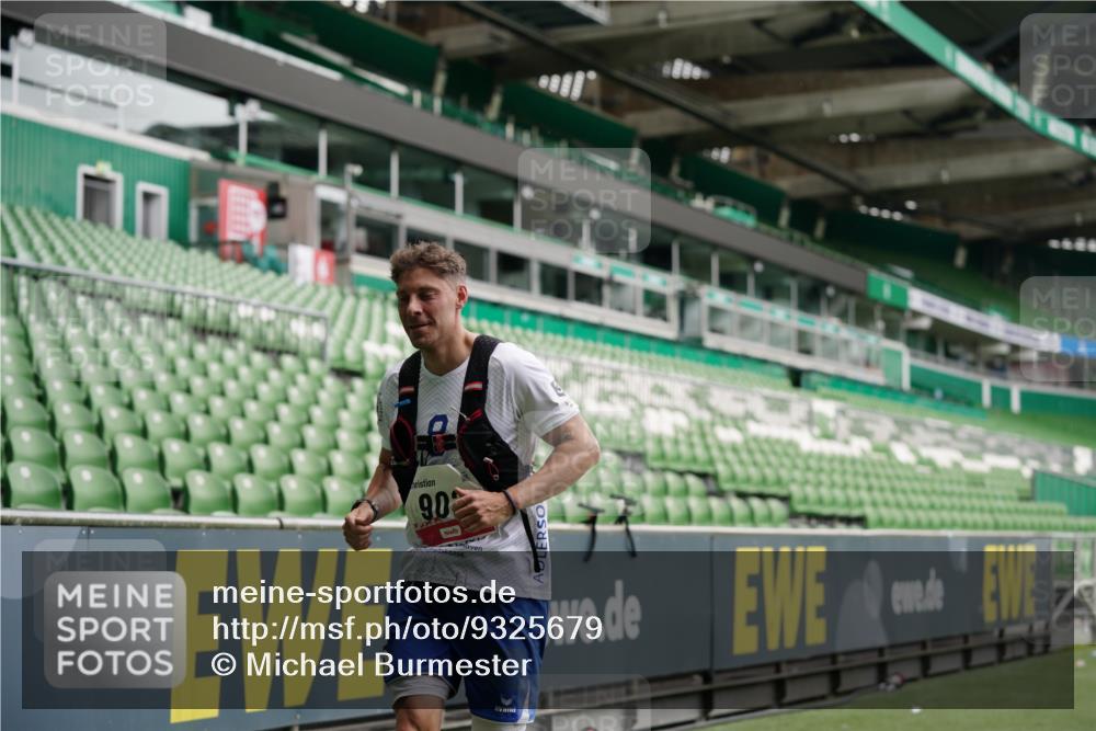 05.10.2025 - 20. swb-Marathon Bremen Michael Burmester http://msf.ph/oto/9325679 05.10.2025 12:36:05 Laufen im Stadion 343, 482, 902, 1000, 1212, 1231, 1640, 1837, 2838, 3198, 3891, 7854, 8321, 8613, 235, 673, 2129 meine-sportfotos.de
