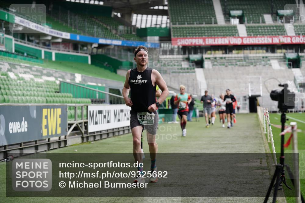 05.10.2025 - 20. swb-Marathon Bremen Michael Burmester http://msf.ph/oto/9325682 05.10.2025 12:45:37 Laufen im Stadion 349, 649, 852, 943, 1055, 1091, 1146, 1307, 1790, 1883, 2545, 2666, 3197, 3218, 3327, 3807, 4571, 4786, 5132, 5588, 6150, 6996, 7028, 7440, 7526, 8747, 8828, 9130, 109, 642, 819, 1631, 2013, 2188, 2719, 3251, 3342, 4358, 6302, 6633, 8169, 8351, 8382 meine-sportfotos.de
