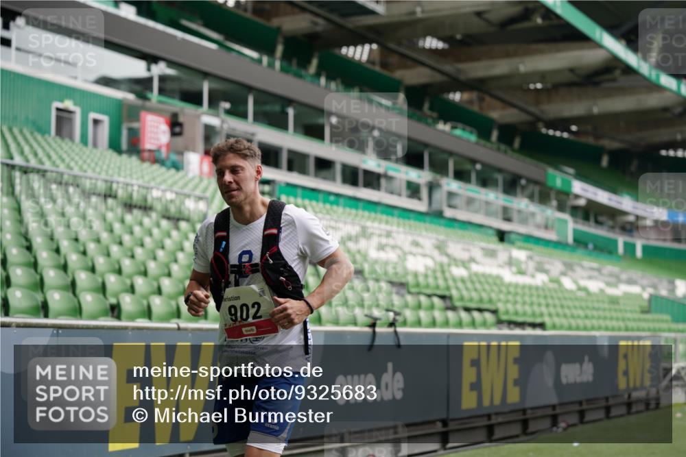 05.10.2025 - 20. swb-Marathon Bremen Michael Burmester http://msf.ph/oto/9325683 05.10.2025 12:36:05 Laufen im Stadion 343, 482, 902, 1000, 1212, 1231, 1640, 1837, 2838, 3198, 3891, 7854, 8321, 8613, 235, 673, 2129 meine-sportfotos.de