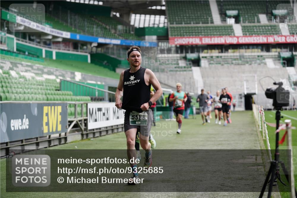 05.10.2025 - 20. swb-Marathon Bremen Michael Burmester http://msf.ph/oto/9325685 05.10.2025 12:45:37 Laufen im Stadion 349, 649, 852, 943, 1055, 1091, 1146, 1307, 1790, 1883, 2545, 2666, 3197, 3218, 3327, 3807, 4571, 4786, 5132, 5588, 6150, 6996, 7028, 7440, 7526, 8747, 8828, 9130, 109, 642, 819, 1631, 2013, 2188, 2719, 3251, 3342, 4358, 6302, 6633, 8169, 8351, 8382 meine-sportfotos.de