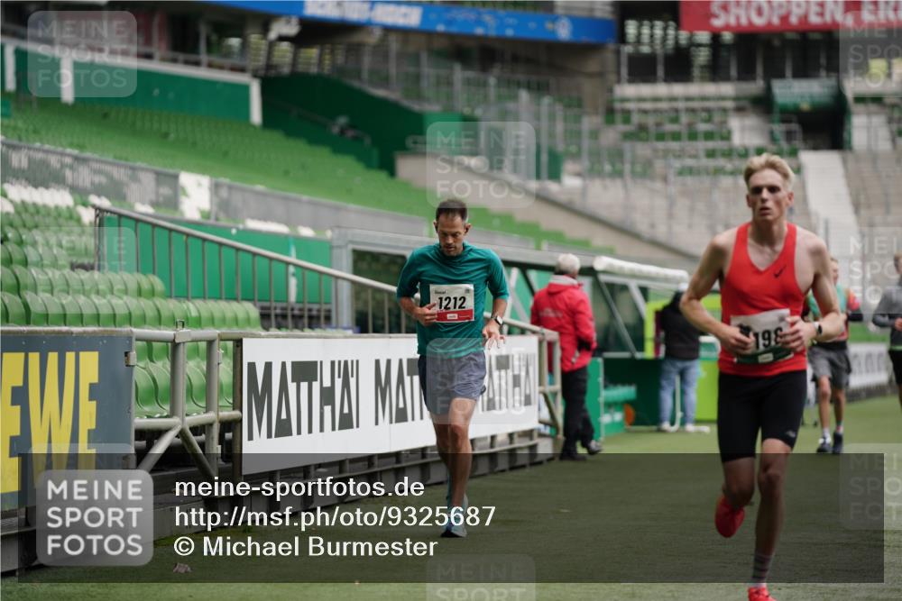 05.10.2025 - 20. swb-Marathon Bremen Michael Burmester http://msf.ph/oto/9325687 05.10.2025 12:36:08 Laufen im Stadion 343, 482, 761, 902, 1000, 1212, 1231, 1640, 1837, 2838, 3198, 3891, 7854, 8321, 8613, 235, 673, 2129 meine-sportfotos.de