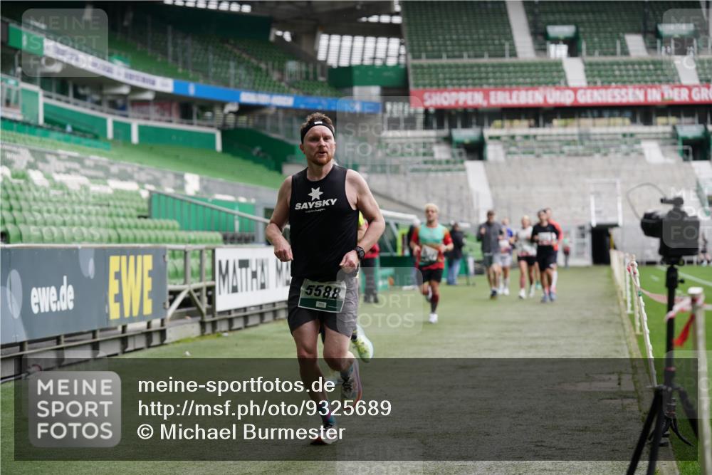 05.10.2025 - 20. swb-Marathon Bremen Michael Burmester http://msf.ph/oto/9325689 05.10.2025 12:45:37 Laufen im Stadion 349, 649, 852, 943, 1055, 1091, 1146, 1307, 1790, 1883, 2545, 2666, 3197, 3218, 3327, 3807, 4571, 4786, 5132, 5588, 6150, 6996, 7028, 7440, 7526, 8747, 8828, 9130, 109, 642, 819, 1631, 2013, 2188, 2719, 3251, 3342, 4358, 6302, 6633, 8169, 8351, 8382 meine-sportfotos.de