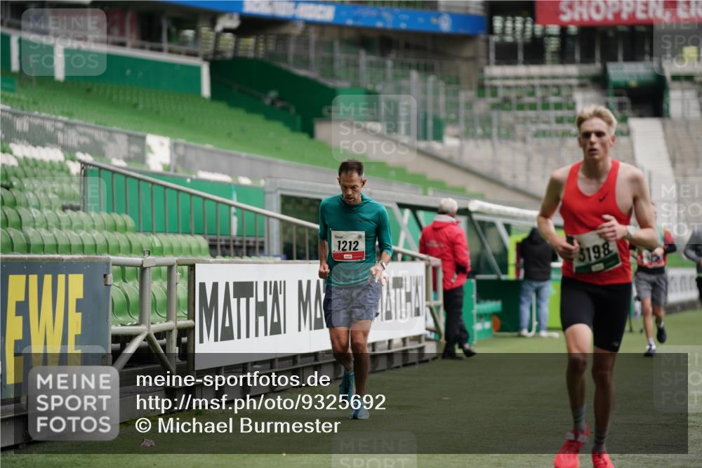 05.10.2025 - 20. swb-Marathon Bremen Michael Burmester http://msf.ph/oto/9325692 05.10.2025 12:36:08 Laufen im Stadion 343, 482, 761, 902, 1000, 1212, 1231, 1640, 1837, 2838, 3198, 3891, 7854, 8321, 8613, 235, 673, 2129 meine-sportfotos.de
