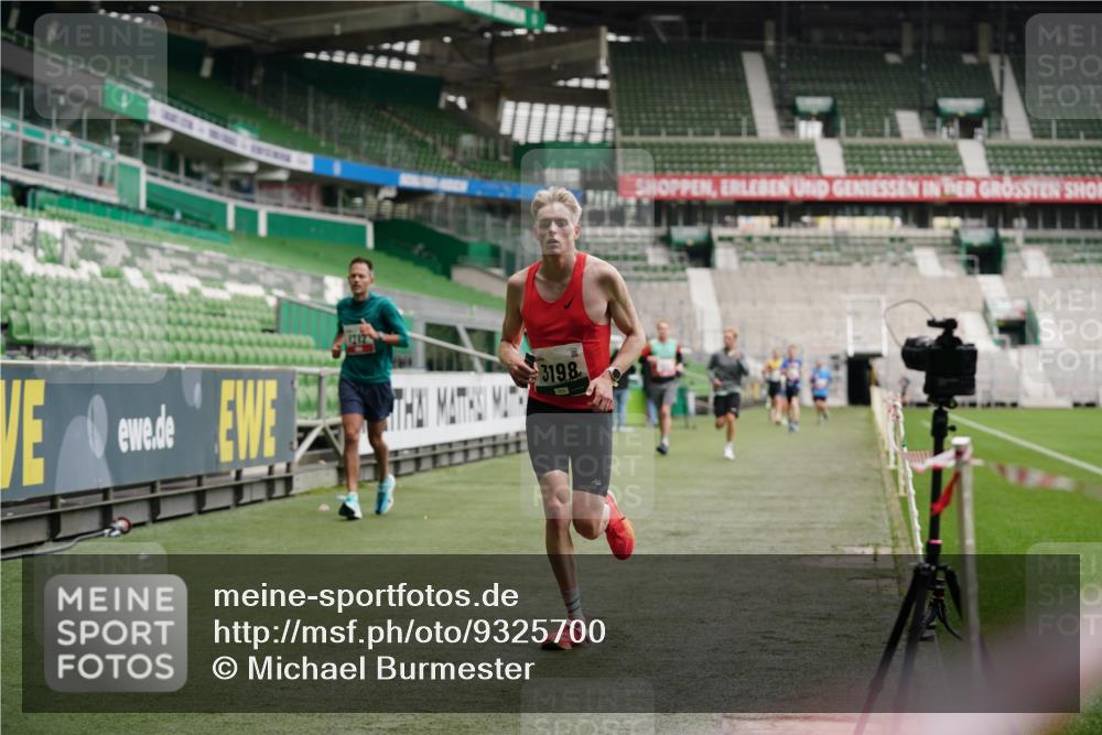 05.10.2025 - 20. swb-Marathon Bremen Michael Burmester http://msf.ph/oto/9325700 05.10.2025 12:36:10 Laufen im Stadion 343, 482, 761, 902, 1000, 1212, 1231, 1640, 1837, 2838, 3198, 3891, 7854, 8321, 8613, 673, 2129 meine-sportfotos.de