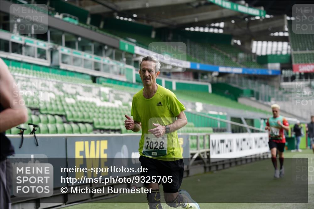 05.10.2025 - 20. swb-Marathon Bremen Michael Burmester http://msf.ph/oto/9325705 05.10.2025 12:45:40 Laufen im Stadion 349, 649, 852, 943, 1055, 1091, 1146, 1307, 1790, 1883, 2545, 3197, 3218, 3327, 3807, 4571, 4786, 5132, 5588, 6150, 6996, 7028, 7440, 7526, 8747, 8828, 9130, 109, 819, 1631, 2013, 2188, 2666, 2719, 3342, 4358, 6302 meine-sportfotos.de