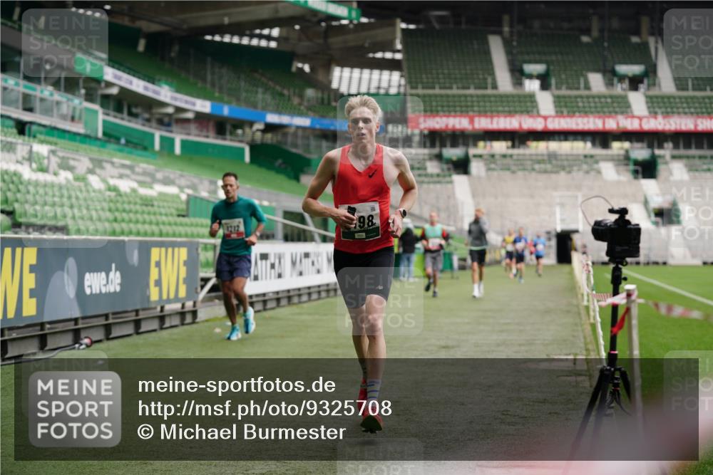05.10.2025 - 20. swb-Marathon Bremen Michael Burmester http://msf.ph/oto/9325708 05.10.2025 12:36:10 Laufen im Stadion 343, 482, 761, 902, 1000, 1212, 1231, 1640, 1837, 2838, 3198, 3891, 7854, 8321, 8613, 673, 2129 meine-sportfotos.de