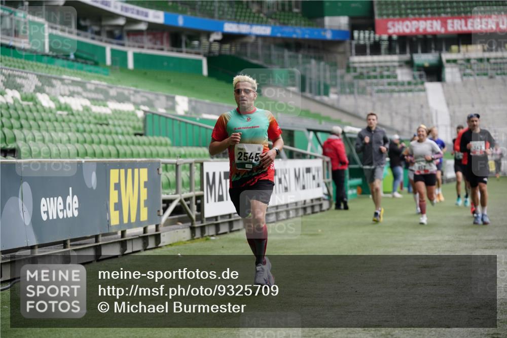 05.10.2025 - 20. swb-Marathon Bremen Michael Burmester http://msf.ph/oto/9325709 05.10.2025 12:45:41 Laufen im Stadion 349, 649, 852, 943, 1055, 1091, 1146, 1307, 1790, 1883, 2545, 3197, 3218, 3327, 3807, 4571, 4786, 5132, 5588, 6150, 6996, 7028, 7440, 7526, 8747, 8828, 9130, 109, 819, 1631, 2013, 2188, 2666, 2719, 3342, 4358, 6302 meine-sportfotos.de