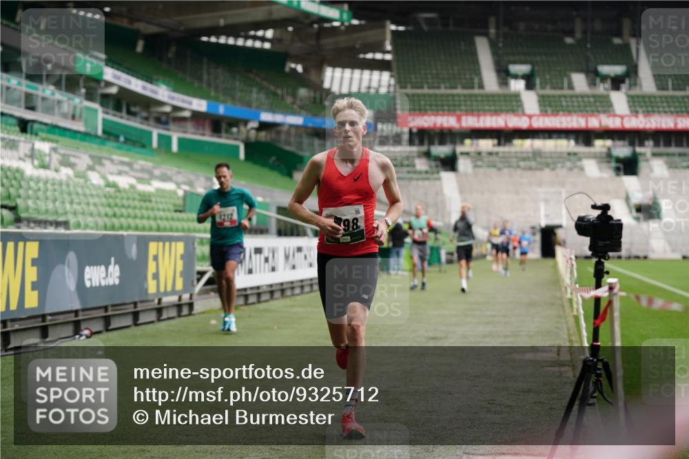 05.10.2025 - 20. swb-Marathon Bremen Michael Burmester http://msf.ph/oto/9325712 05.10.2025 12:36:10 Laufen im Stadion 343, 482, 761, 902, 1000, 1212, 1231, 1640, 1837, 2838, 3198, 3891, 7854, 8321, 8613, 673, 2129 meine-sportfotos.de