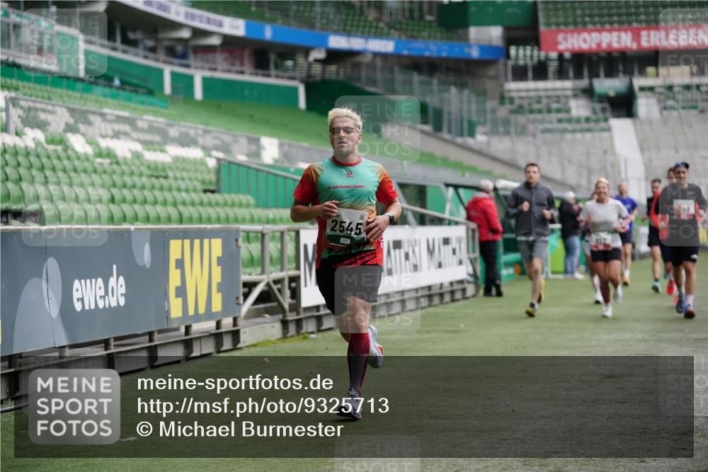 05.10.2025 - 20. swb-Marathon Bremen Michael Burmester http://msf.ph/oto/9325713 05.10.2025 12:45:41 Laufen im Stadion 349, 649, 852, 943, 1055, 1091, 1146, 1307, 1790, 1883, 2545, 3197, 3218, 3327, 3807, 4571, 4786, 5132, 5588, 6150, 6996, 7028, 7440, 7526, 8747, 8828, 9130, 109, 819, 1631, 2013, 2188, 2666, 2719, 3342, 4358, 6302 meine-sportfotos.de