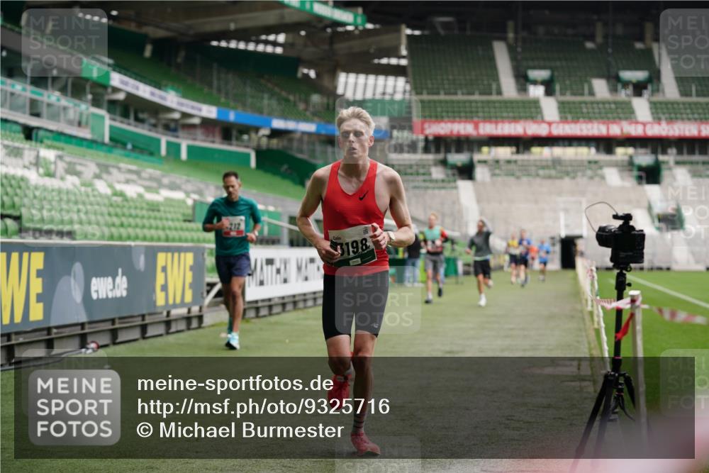 05.10.2025 - 20. swb-Marathon Bremen Michael Burmester http://msf.ph/oto/9325716 05.10.2025 12:36:10 Laufen im Stadion 343, 482, 761, 902, 1000, 1212, 1231, 1640, 1837, 2838, 3198, 3891, 7854, 8321, 8613, 673, 2129 meine-sportfotos.de