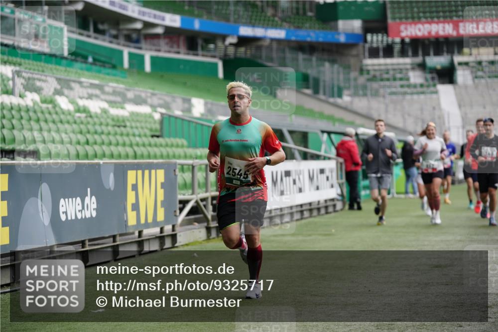 05.10.2025 - 20. swb-Marathon Bremen Michael Burmester http://msf.ph/oto/9325717 05.10.2025 12:45:41 Laufen im Stadion 349, 649, 852, 943, 1055, 1091, 1146, 1307, 1790, 1883, 2545, 3197, 3218, 3327, 3807, 4571, 4786, 5132, 5588, 6150, 6996, 7028, 7440, 7526, 8747, 8828, 9130, 109, 819, 1631, 2013, 2188, 2666, 2719, 3342, 4358, 6302 meine-sportfotos.de