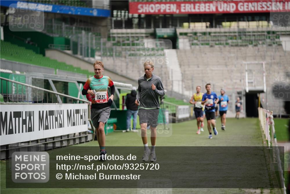 05.10.2025 - 20. swb-Marathon Bremen Michael Burmester http://msf.ph/oto/9325720 05.10.2025 12:36:13 Laufen im Stadion 298, 343, 482, 735, 761, 902, 1212, 1231, 1640, 1837, 2838, 3198, 3891, 7854, 8321, 8613, 1000, 2129 meine-sportfotos.de