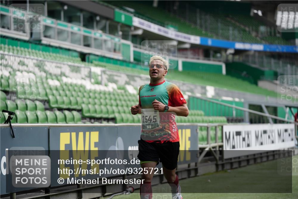 05.10.2025 - 20. swb-Marathon Bremen Michael Burmester http://msf.ph/oto/9325721 05.10.2025 12:45:42 Laufen im Stadion 349, 649, 852, 943, 1055, 1091, 1146, 1307, 1790, 1883, 2545, 3197, 3218, 3327, 3807, 4571, 4786, 5132, 5588, 6150, 6996, 7028, 7440, 7526, 8747, 8828, 9130, 109, 819, 1631, 2013, 2666, 2719, 3327, 3342, 4358, 6302 meine-sportfotos.de