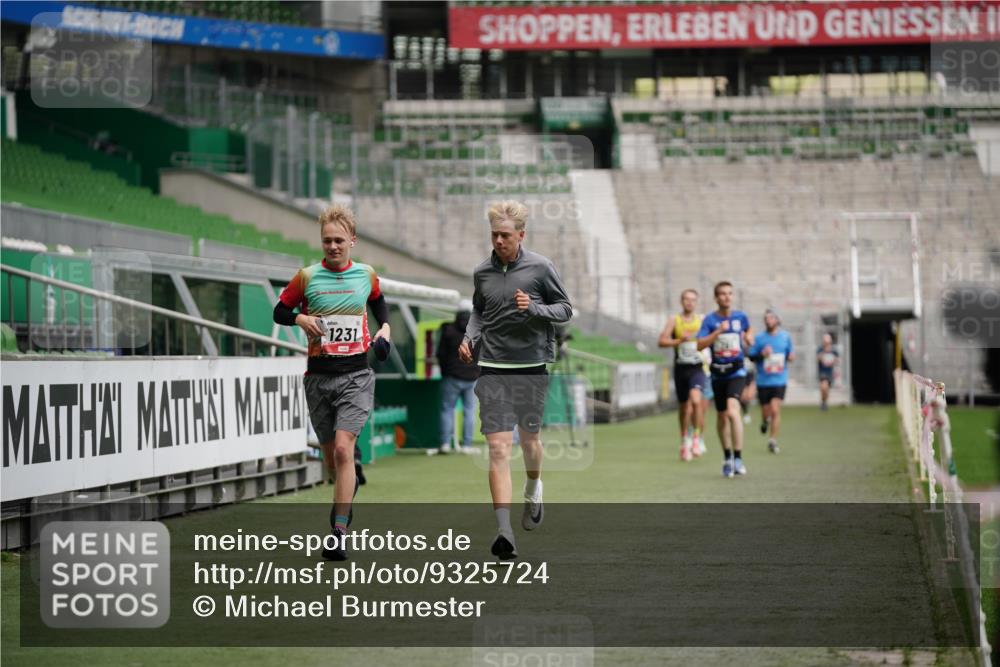 05.10.2025 - 20. swb-Marathon Bremen Michael Burmester http://msf.ph/oto/9325724 05.10.2025 12:36:13 Laufen im Stadion 298, 343, 482, 735, 761, 902, 1212, 1231, 1640, 1837, 2838, 3198, 3891, 7854, 8321, 8613, 1000, 2129 meine-sportfotos.de
