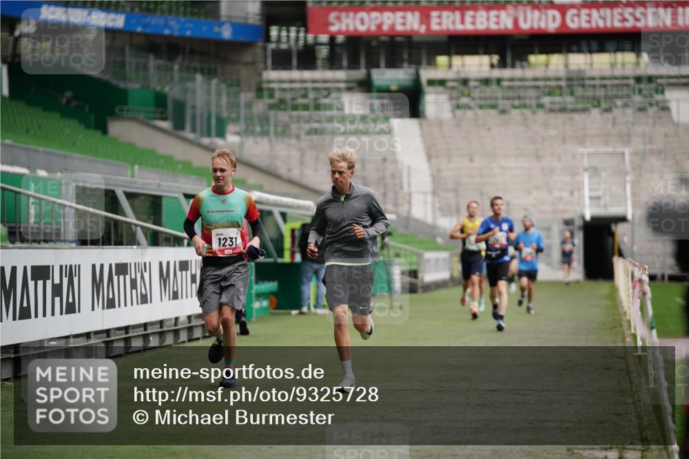05.10.2025 - 20. swb-Marathon Bremen Michael Burmester http://msf.ph/oto/9325728 05.10.2025 12:36:13 Laufen im Stadion 298, 343, 482, 735, 761, 902, 1212, 1231, 1640, 1837, 2838, 3198, 3891, 7854, 8321, 8613, 1000, 2129 meine-sportfotos.de