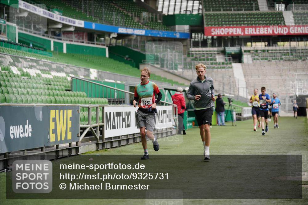 05.10.2025 - 20. swb-Marathon Bremen Michael Burmester http://msf.ph/oto/9325731 05.10.2025 12:36:14 Laufen im Stadion 298, 343, 482, 735, 761, 902, 1212, 1231, 1640, 1837, 2838, 3198, 3891, 7854, 8099, 8321, 8613, 1000, 2129 meine-sportfotos.de