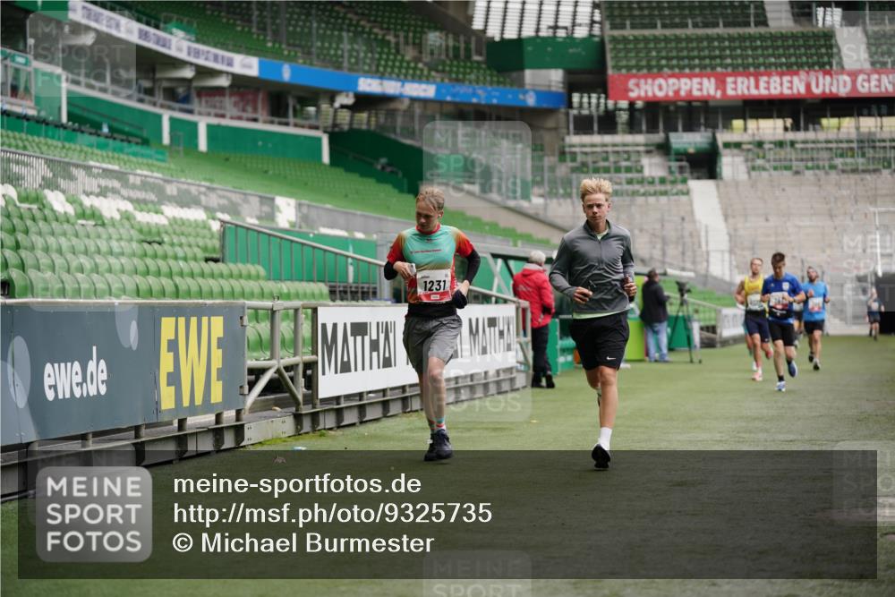 05.10.2025 - 20. swb-Marathon Bremen Michael Burmester http://msf.ph/oto/9325735 05.10.2025 12:36:14 Laufen im Stadion 298, 343, 482, 735, 761, 902, 1212, 1231, 1640, 1837, 2838, 3198, 3891, 7854, 8099, 8321, 8613, 1000, 2129 meine-sportfotos.de