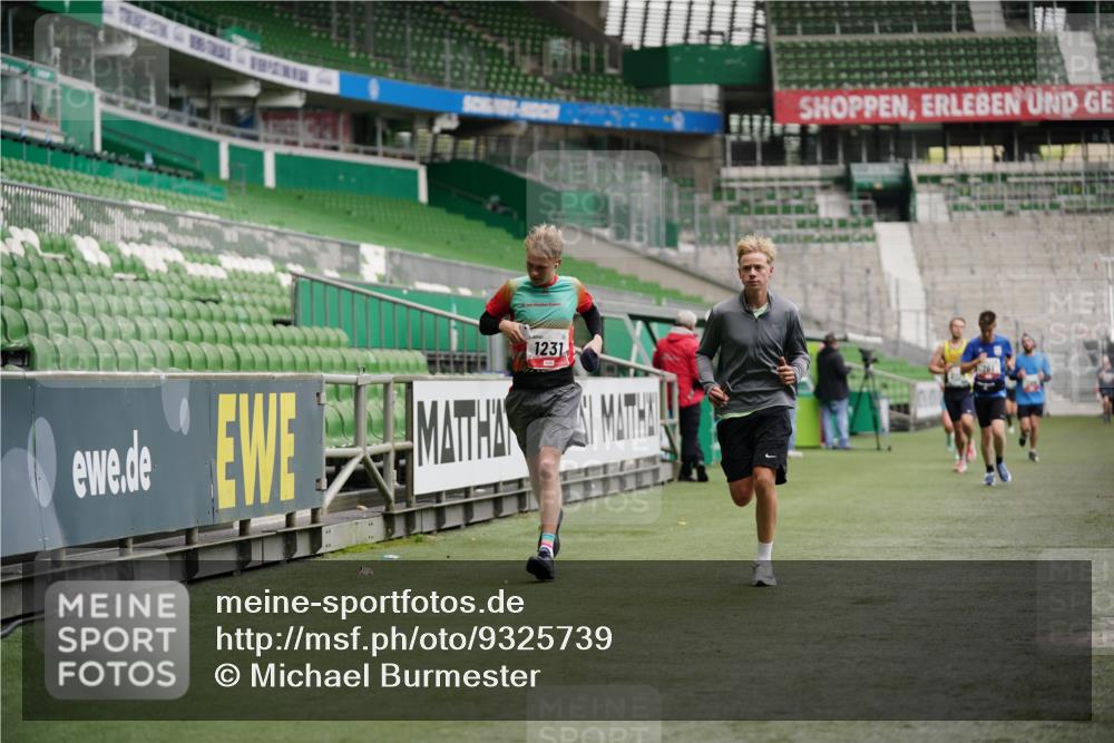 05.10.2025 - 20. swb-Marathon Bremen Michael Burmester http://msf.ph/oto/9325739 05.10.2025 12:36:14 Laufen im Stadion 298, 343, 482, 735, 761, 902, 1212, 1231, 1640, 1837, 2838, 3198, 3891, 7854, 8099, 8321, 8613, 1000, 2129 meine-sportfotos.de