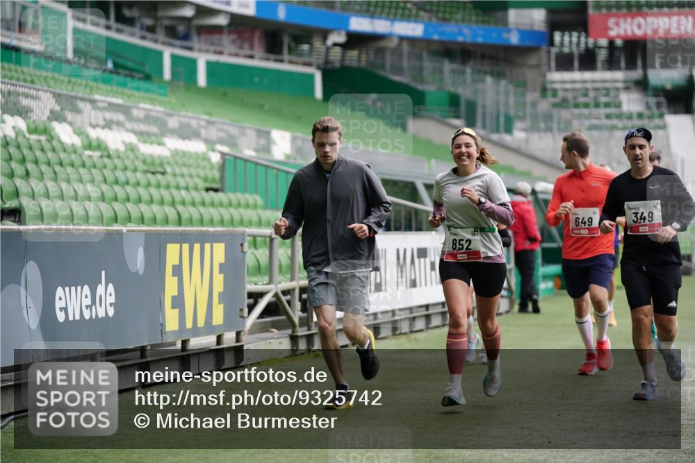 05.10.2025 - 20. swb-Marathon Bremen Michael Burmester http://msf.ph/oto/9325742 05.10.2025 12:45:45 Laufen im Stadion 349, 649, 852, 943, 1055, 1091, 1146, 1307, 1790, 1883, 2545, 3197, 3218, 3807, 4786, 5132, 5588, 6150, 7028, 7440, 7526, 8747, 8828, 109, 819, 1631, 2666, 2719, 3327, 3342, 4358, 4571, 6302, 6996, 8828, 9130 meine-sportfotos.de