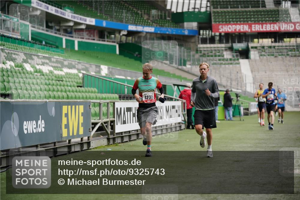 05.10.2025 - 20. swb-Marathon Bremen Michael Burmester http://msf.ph/oto/9325743 05.10.2025 12:36:15 Laufen im Stadion 298, 343, 482, 735, 761, 902, 1212, 1231, 1640, 1837, 2838, 3198, 3891, 7854, 8099, 8321, 8613, 1000, 2129, 2838 meine-sportfotos.de