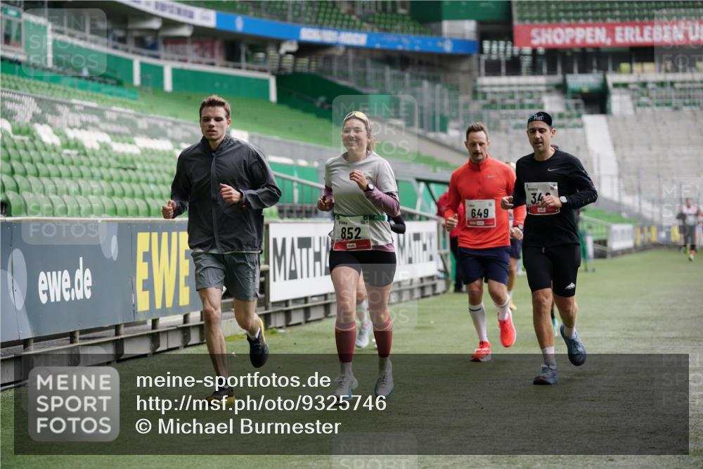 05.10.2025 - 20. swb-Marathon Bremen Michael Burmester http://msf.ph/oto/9325746 05.10.2025 12:45:46 Laufen im Stadion 349, 649, 852, 943, 1055, 1091, 1146, 1307, 1790, 1883, 2545, 3197, 3218, 3807, 4786, 5132, 5588, 6150, 7028, 7440, 7526, 8747, 109, 819, 1631, 2666, 2719, 3327, 3342, 4358, 4571, 6302, 6996, 8828, 9130 meine-sportfotos.de