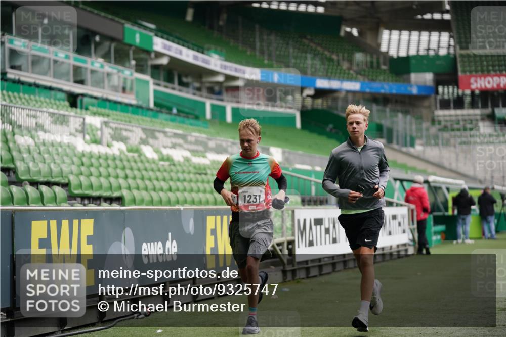 05.10.2025 - 20. swb-Marathon Bremen Michael Burmester http://msf.ph/oto/9325747 05.10.2025 12:36:16 Laufen im Stadion 298, 343, 482, 735, 761, 902, 1212, 1231, 1640, 1837, 3198, 3891, 7854, 8099, 8321, 8613, 1000, 2129, 2838 meine-sportfotos.de
