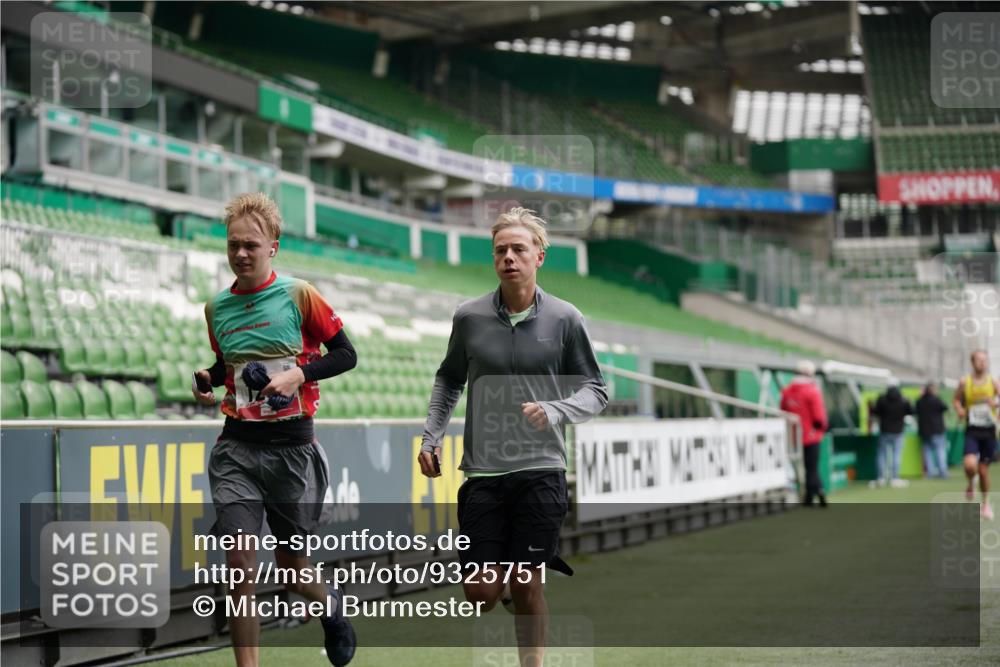 05.10.2025 - 20. swb-Marathon Bremen Michael Burmester http://msf.ph/oto/9325751 05.10.2025 12:36:17 Laufen im Stadion 298, 343, 482, 735, 761, 902, 1212, 1231, 1640, 1837, 3198, 3891, 7854, 8099, 8321, 8613, 1000, 2129, 2838 meine-sportfotos.de