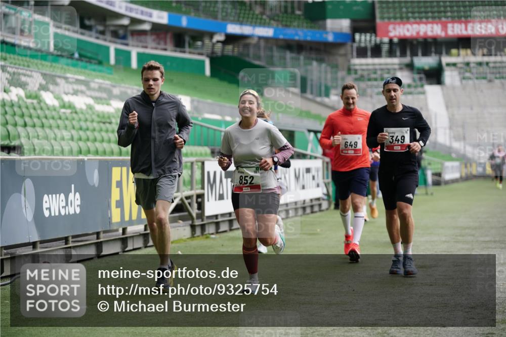 05.10.2025 - 20. swb-Marathon Bremen Michael Burmester http://msf.ph/oto/9325754 05.10.2025 12:45:46 Laufen im Stadion 349, 649, 852, 943, 1055, 1091, 1146, 1307, 1790, 1883, 2545, 3197, 3218, 3807, 4786, 5132, 5588, 6150, 7028, 7440, 7526, 8747, 109, 819, 1631, 2666, 2719, 3327, 3342, 4358, 4571, 6302, 6996, 8828, 9130 meine-sportfotos.de