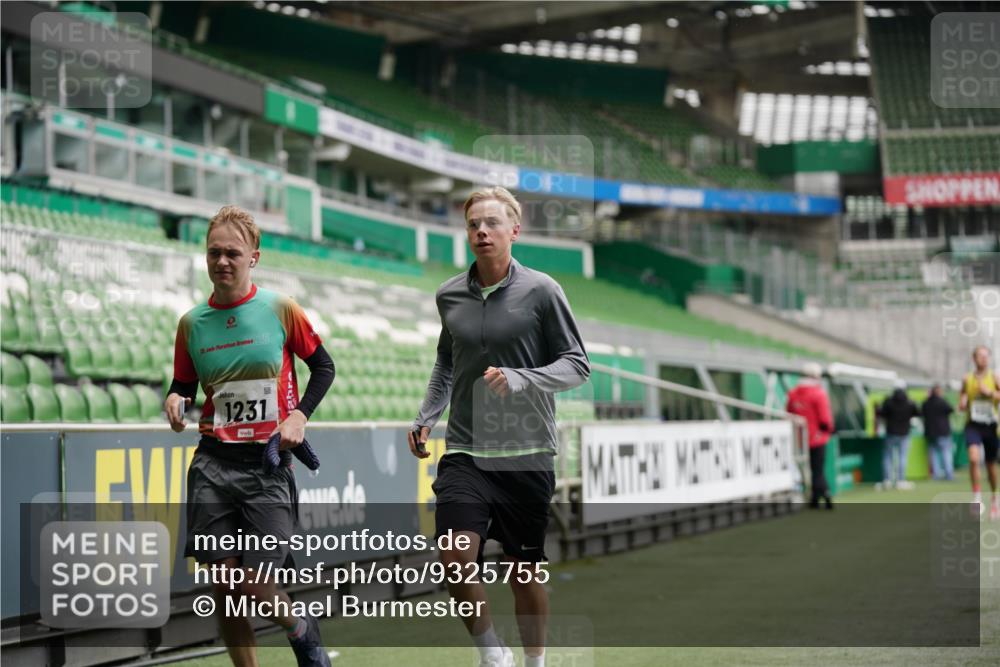 05.10.2025 - 20. swb-Marathon Bremen Michael Burmester http://msf.ph/oto/9325755 05.10.2025 12:36:17 Laufen im Stadion 298, 343, 482, 735, 761, 902, 1212, 1231, 1640, 1837, 3198, 3891, 7854, 8099, 8321, 8613, 1000, 2129, 2838 meine-sportfotos.de