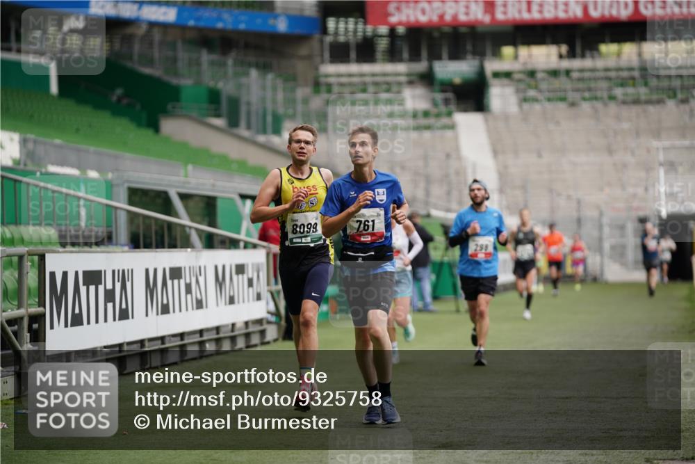 05.10.2025 - 20. swb-Marathon Bremen Michael Burmester http://msf.ph/oto/9325758 05.10.2025 12:36:20 Laufen im Stadion 298, 343, 482, 735, 761, 902, 1212, 1231, 1640, 1837, 3198, 3891, 7854, 8099, 8321, 8613, 1000, 2838 meine-sportfotos.de