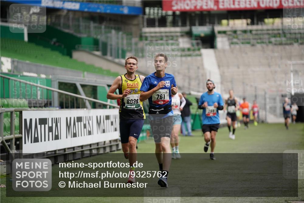 05.10.2025 - 20. swb-Marathon Bremen Michael Burmester http://msf.ph/oto/9325762 05.10.2025 12:36:20 Laufen im Stadion 298, 343, 482, 735, 761, 902, 1212, 1231, 1640, 1837, 3198, 3891, 7854, 8099, 8321, 8613, 1000, 2838 meine-sportfotos.de