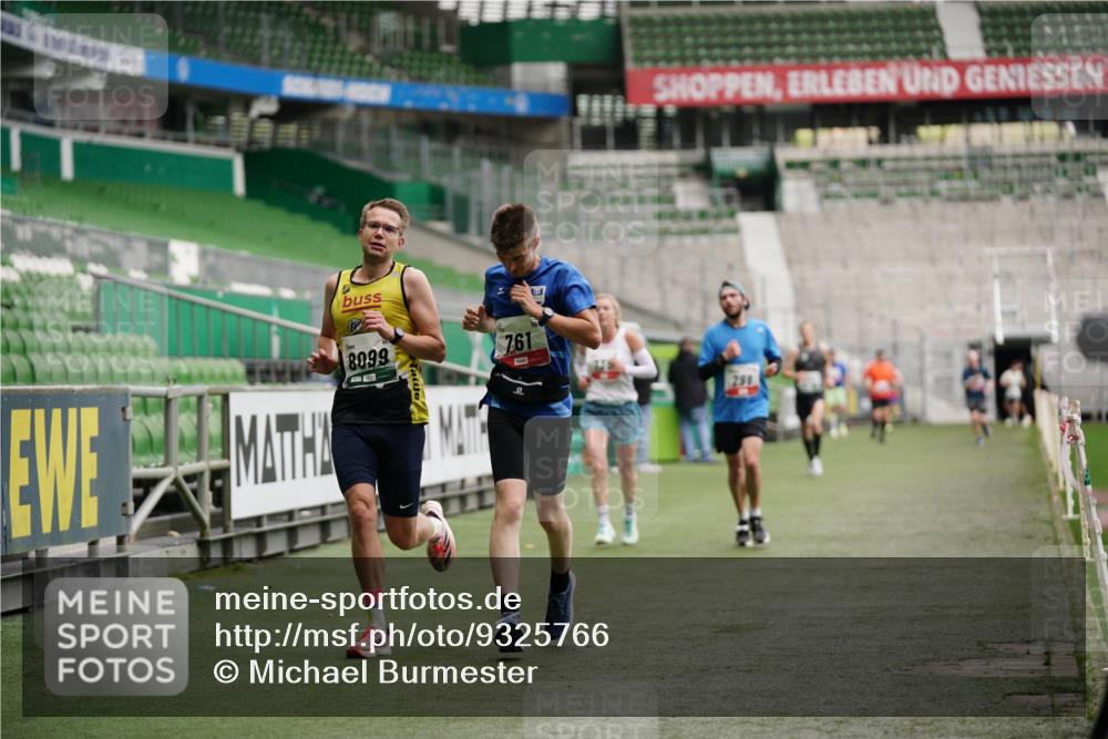 05.10.2025 - 20. swb-Marathon Bremen Michael Burmester http://msf.ph/oto/9325766 05.10.2025 12:36:21 Laufen im Stadion 298, 343, 482, 735, 761, 902, 1212, 1231, 1640, 1837, 3198, 3891, 7854, 8099, 8321, 8613, 1000, 2838 meine-sportfotos.de