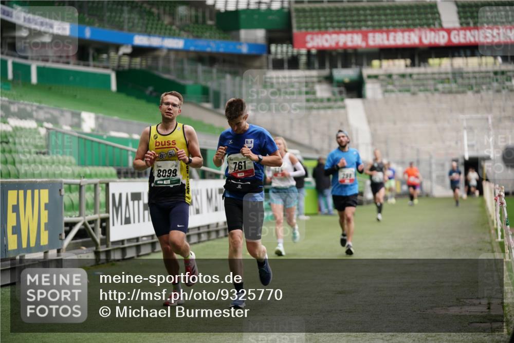 05.10.2025 - 20. swb-Marathon Bremen Michael Burmester http://msf.ph/oto/9325770 05.10.2025 12:36:21 Laufen im Stadion 298, 343, 482, 735, 761, 902, 1212, 1231, 1640, 1837, 3198, 3891, 7854, 8099, 8321, 8613, 1000, 2838 meine-sportfotos.de