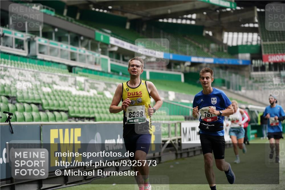 05.10.2025 - 20. swb-Marathon Bremen Michael Burmester http://msf.ph/oto/9325773 05.10.2025 12:36:23 Laufen im Stadion 298, 343, 482, 735, 761, 902, 1212, 1231, 1640, 1837, 2186, 3198, 3891, 5625, 7854, 8099, 8321, 8613, 1000, 2838 meine-sportfotos.de
