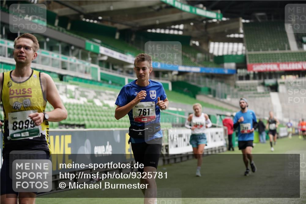 05.10.2025 - 20. swb-Marathon Bremen Michael Burmester http://msf.ph/oto/9325781 05.10.2025 12:36:24 Laufen im Stadion 298, 343, 482, 735, 761, 902, 1212, 1231, 1640, 1837, 1907, 2186, 3198, 3891, 5625, 7854, 8099, 8321, 8613, 1000, 2838 meine-sportfotos.de