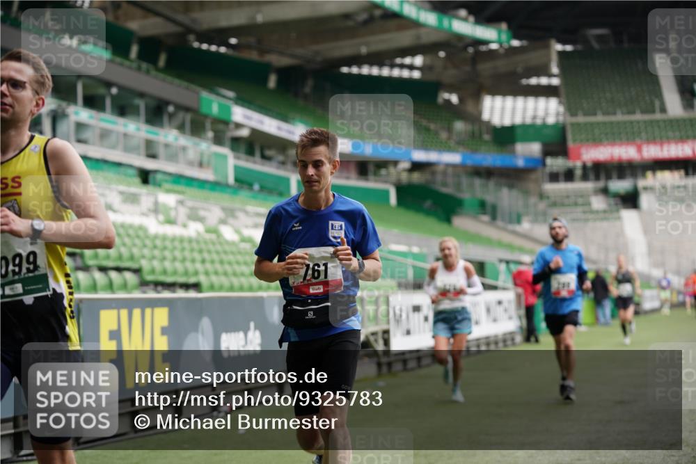 05.10.2025 - 20. swb-Marathon Bremen Michael Burmester http://msf.ph/oto/9325783 05.10.2025 12:36:24 Laufen im Stadion 298, 343, 482, 735, 761, 902, 1212, 1231, 1640, 1837, 1907, 2186, 3198, 3891, 5625, 7854, 8099, 8321, 8613, 1000, 2838 meine-sportfotos.de