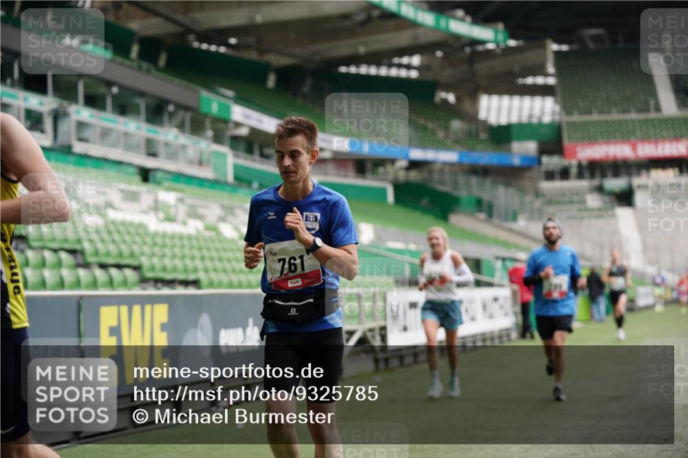 05.10.2025 - 20. swb-Marathon Bremen Michael Burmester http://msf.ph/oto/9325785 05.10.2025 12:36:24 Laufen im Stadion 298, 343, 482, 735, 761, 902, 1212, 1231, 1640, 1837, 1907, 2186, 3198, 3891, 5625, 7854, 8099, 8321, 8613, 1000, 2838 meine-sportfotos.de