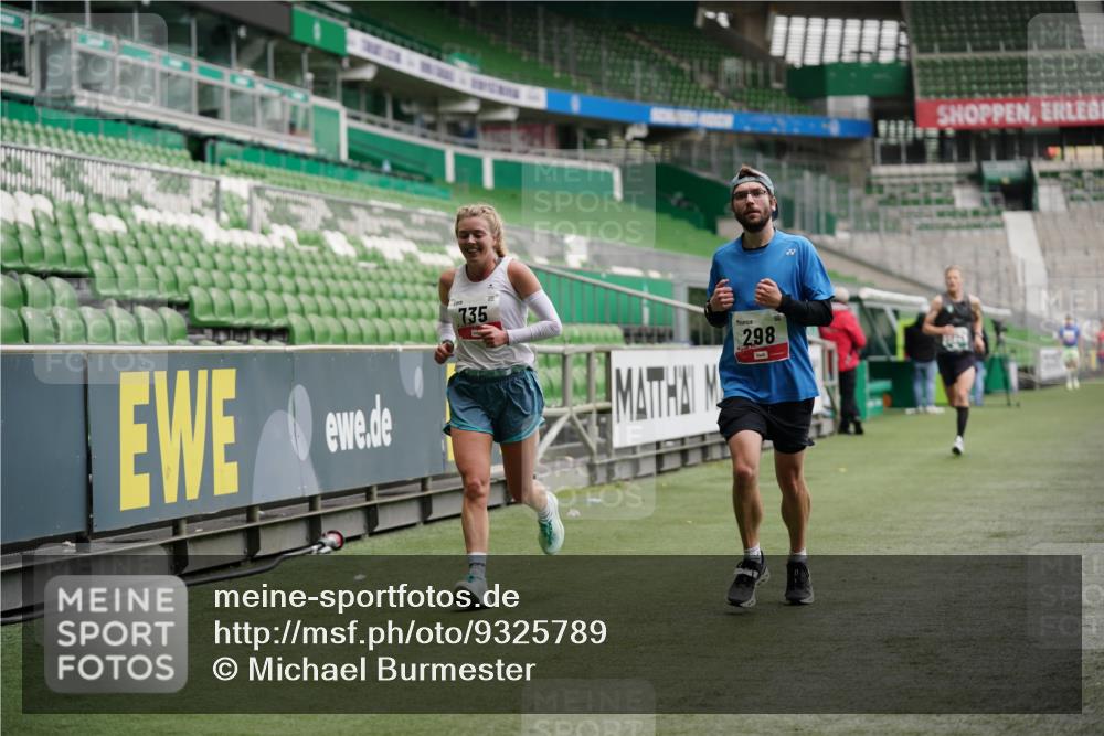 05.10.2025 - 20. swb-Marathon Bremen Michael Burmester http://msf.ph/oto/9325789 05.10.2025 12:36:25 Laufen im Stadion 298, 343, 482, 735, 761, 902, 1212, 1231, 1640, 1837, 1907, 2186, 3198, 3891, 5625, 7854, 8099, 8321, 8613, 1000, 2838, 8613 meine-sportfotos.de