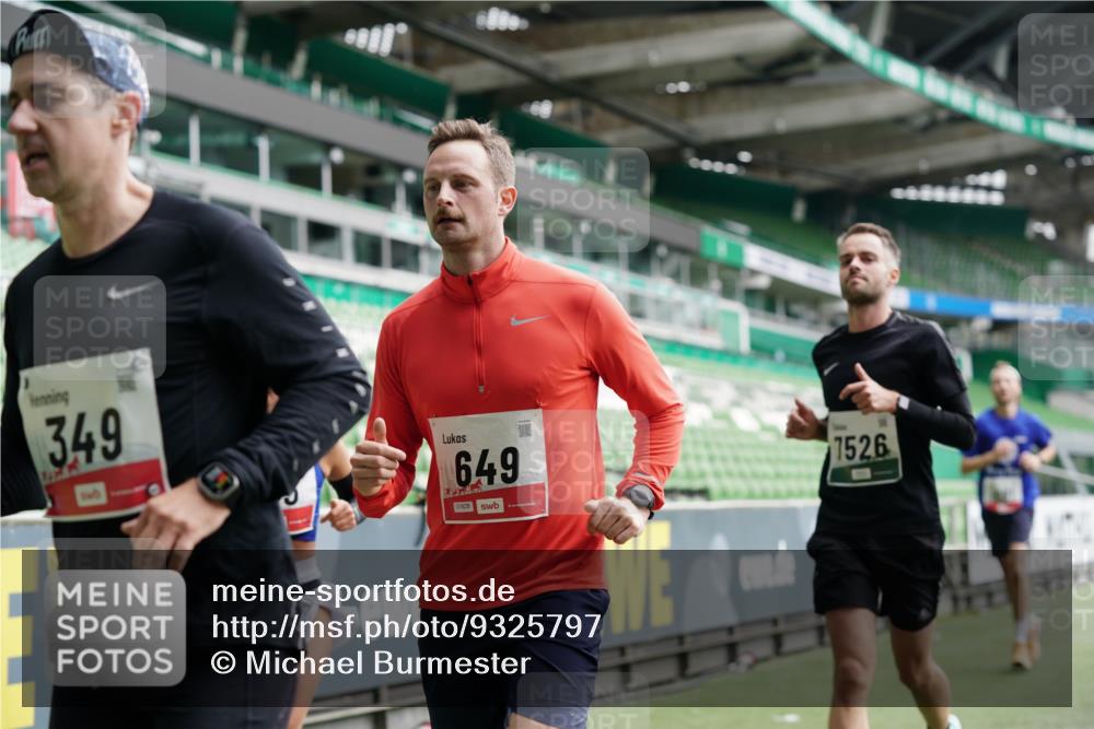 05.10.2025 - 20. swb-Marathon Bremen Michael Burmester http://msf.ph/oto/9325797 05.10.2025 12:45:51 Laufen im Stadion 349, 649, 852, 943, 1091, 1146, 1307, 1790, 1883, 2228, 2545, 3197, 3807, 4786, 5132, 5588, 6150, 7028, 7440, 7526, 8747, 109, 1055, 1631, 2666, 2719, 3218, 3327, 3342, 4571, 6302, 6996, 8828, 9130 meine-sportfotos.de