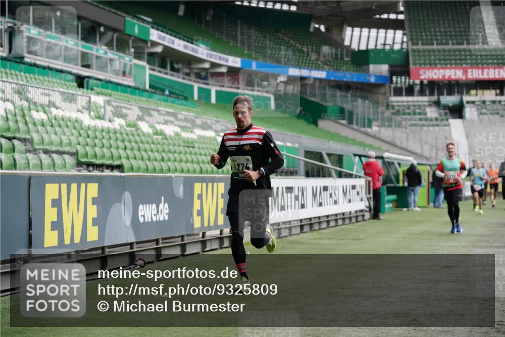 05.10.2025 - 20. swb-Marathon Bremen Michael Burmester http://msf.ph/oto/9325809 05.10.2025 12:46:01 Laufen im Stadion 256, 281, 349, 649, 852, 943, 1091, 1146, 1307, 1883, 2163, 2228, 2545, 3197, 3807, 4274, 4617, 4786, 5132, 5588, 6150, 6849, 7028, 7440, 7526, 1055, 1790, 3218, 3327, 4571, 6996, 8747, 8828, 9130 meine-sportfotos.de