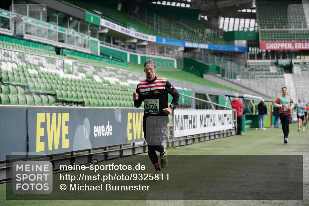 05.10.2025 - 20. swb-Marathon Bremen Michael Burmester http://msf.ph/oto/9325811 05.10.2025 12:46:01 Laufen im Stadion 256, 281, 349, 649, 852, 943, 1091, 1146, 1307, 1883, 2163, 2228, 2545, 3197, 3807, 4274, 4617, 4786, 5132, 5588, 6150, 6849, 7028, 7440, 7526, 1055, 1790, 3218, 3327, 4571, 6996, 8747, 8828, 9130 meine-sportfotos.de