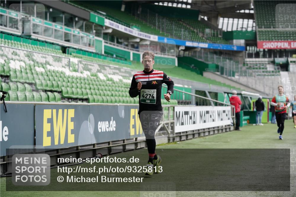 05.10.2025 - 20. swb-Marathon Bremen Michael Burmester http://msf.ph/oto/9325813 05.10.2025 12:46:02 Laufen im Stadion 256, 281, 349, 649, 852, 943, 1091, 1146, 1307, 1883, 2163, 2228, 2545, 3197, 3381, 3807, 4274, 4617, 4786, 5132, 5588, 6150, 6849, 7028, 7440, 7526, 1055, 1790, 3218, 3327, 4571, 6996, 8747, 8828, 9130 meine-sportfotos.de