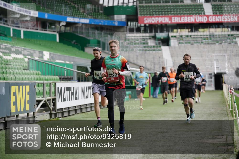 05.10.2025 - 20. swb-Marathon Bremen Michael Burmester http://msf.ph/oto/9325819 05.10.2025 12:46:05 Laufen im Stadion 256, 281, 349, 649, 852, 943, 1091, 1146, 1307, 1883, 2163, 2228, 2276, 2545, 2585, 3197, 3381, 3807, 4274, 4617, 4786, 5132, 5588, 6150, 6849, 7028, 7440, 7526, 7675, 1055, 1790, 1883, 3218, 8747, 8828 meine-sportfotos.de