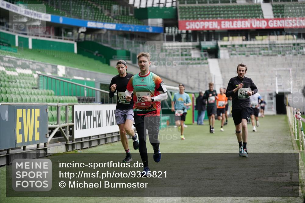 05.10.2025 - 20. swb-Marathon Bremen Michael Burmester http://msf.ph/oto/9325821 05.10.2025 12:46:06 Laufen im Stadion 256, 281, 349, 649, 852, 943, 1091, 1146, 1307, 2163, 2228, 2276, 2545, 2585, 3197, 3381, 3807, 4274, 4617, 4786, 5132, 5588, 6150, 6849, 7028, 7440, 7526, 7675, 1055, 1146, 1790, 1883, 3197, 3218, 8747 meine-sportfotos.de